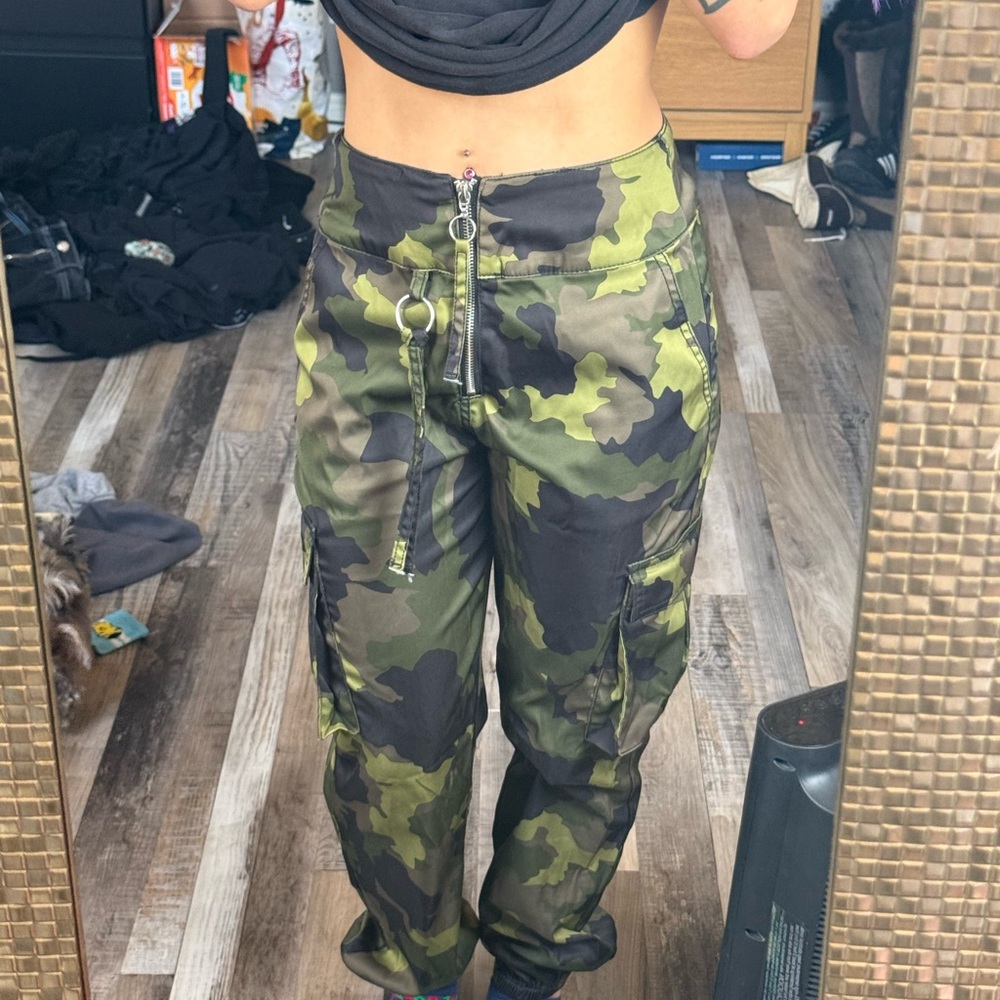 Women’s cargo camo pants
